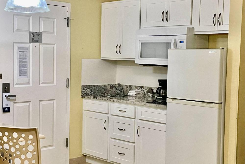 Efficiency King Room - Accessible/Non-Smoking interior