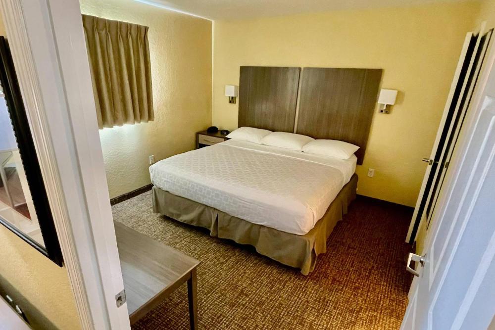 Efficiency King Suite - Accessible/Non-Smoking interior